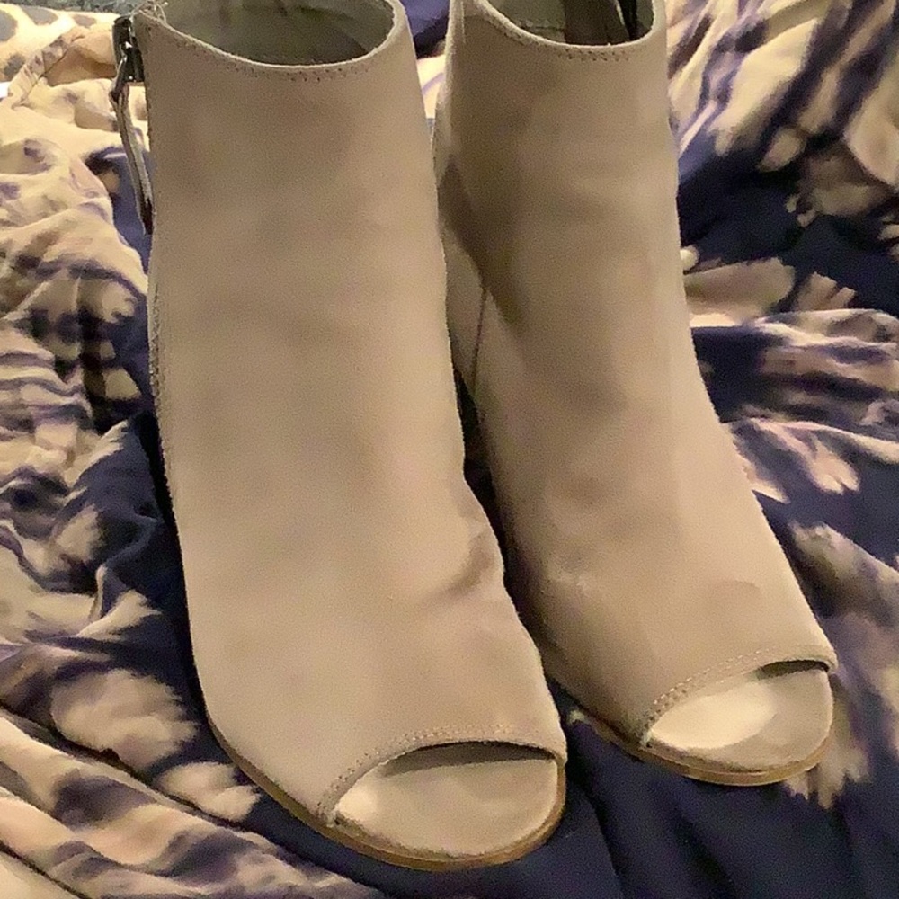 Madden girl by Steve Madden open toe 4 inch heels with zipper on the side 7M